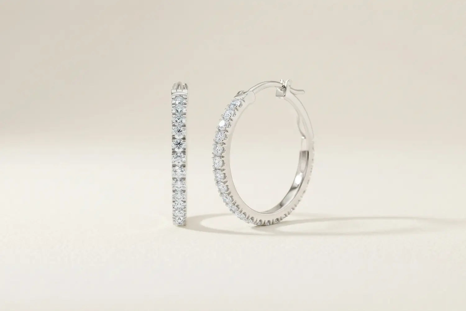 Diamant hoops øredobber i hvitt gull med lab diamanter og pavé setting