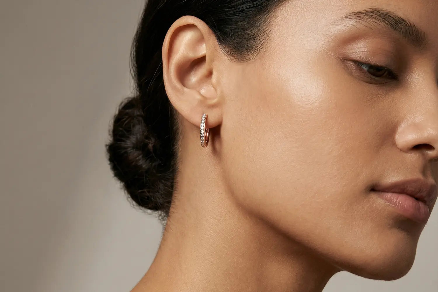 Lette diamant hoops øredobber i gult gull med lab diamanter – komfortable øredobber til daglig bruk