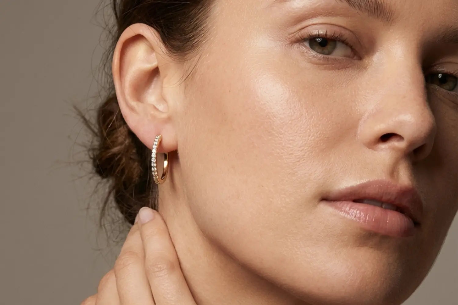 Diamant hoops øredobber i gult gull med lab diamanter – eksempel brukt i prisguide for diamantøredobber