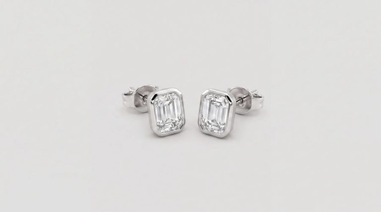 diamantøredobber - emerld cut studs i hvitt gull fra hartwell