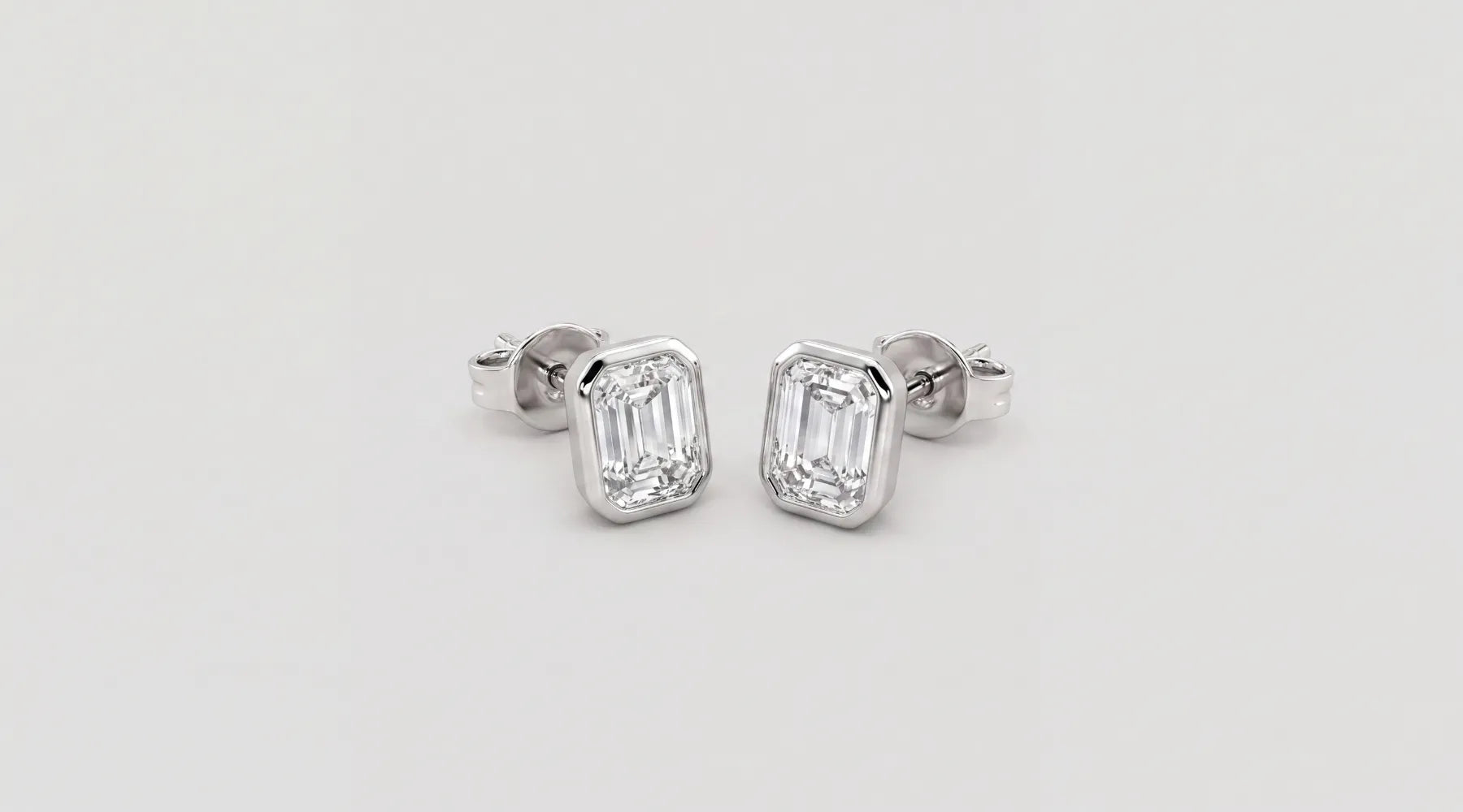 diamantøredobber - emerld cut studs i hvitt gull fra hartwell