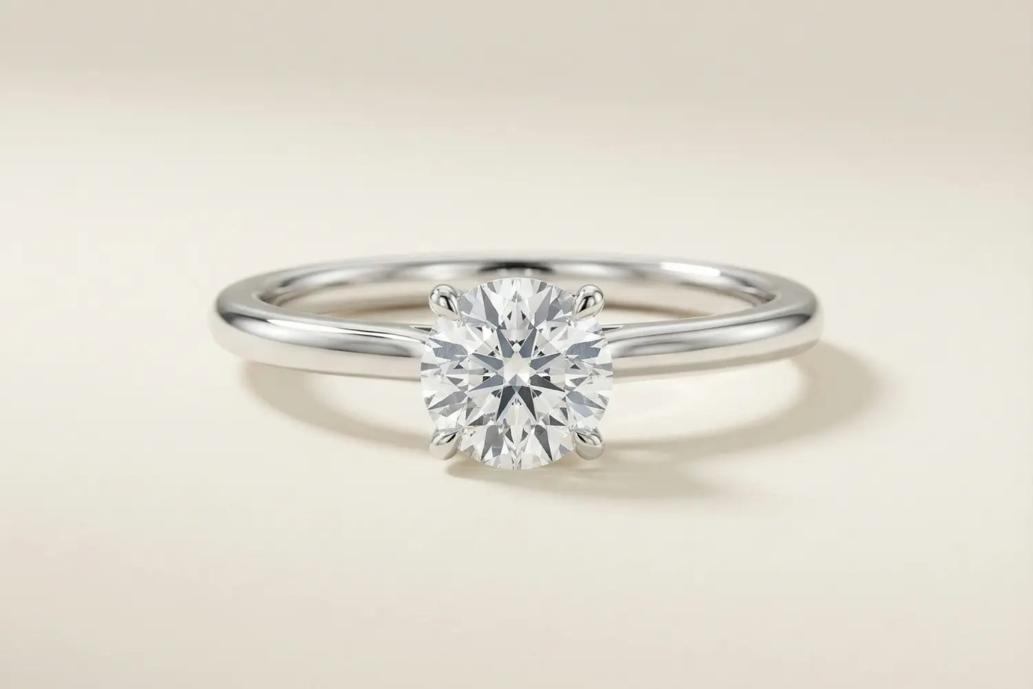 Enkel forlovelsesring dame i hvitt gull med rund lab diamant i klassisk solitærinnfatning