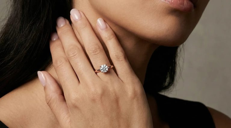 Enstensring i roségull med rund lab-diamant i klassisk solitaire-setting