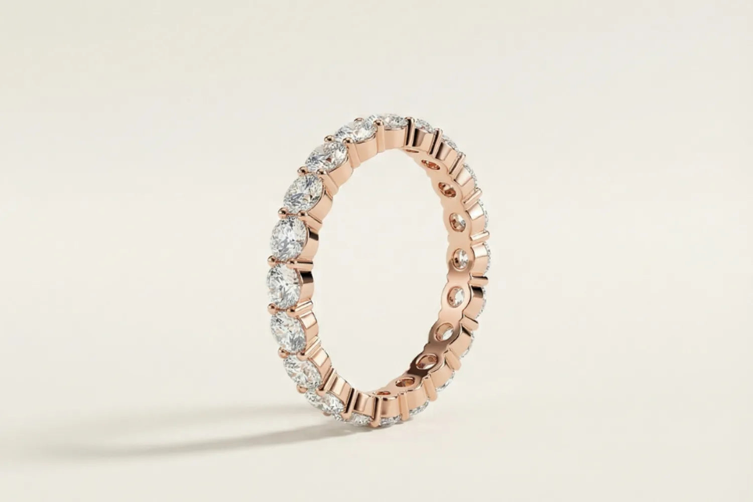 Evighetsring i rosegull med lab-diamanter hele veien rundt – full eternity diamantring med sømløs glans
