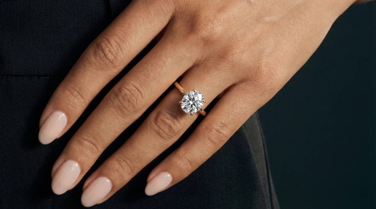 Forlovelsesring til dame i gull med diamant - oval 2 carat på modell