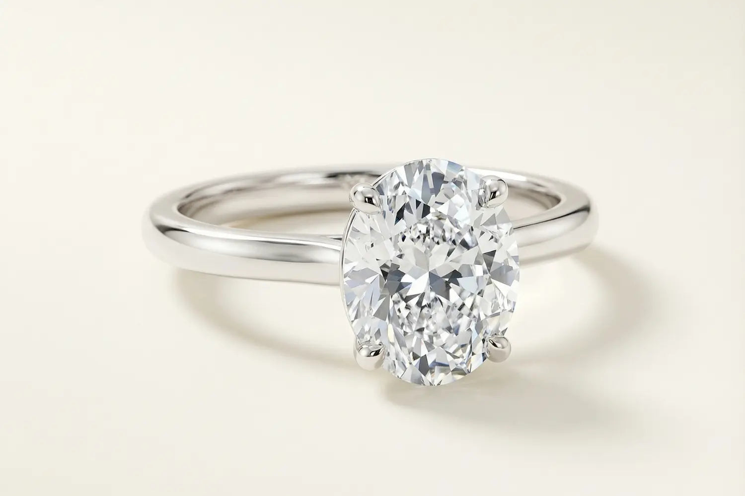 Forlovelsesring dame i hvitt gull med oval lab diamant i klassisk solitærinnfatning
