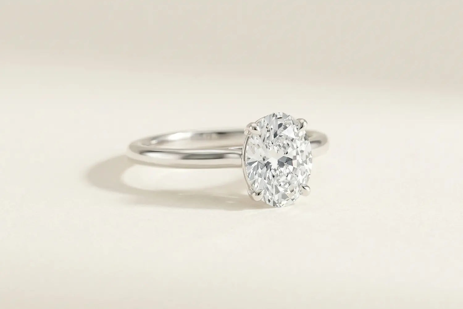 Hvitt gull forlovelsesring med diamant som illustrerer at betydningen bak ringen er viktigere enn prisen.