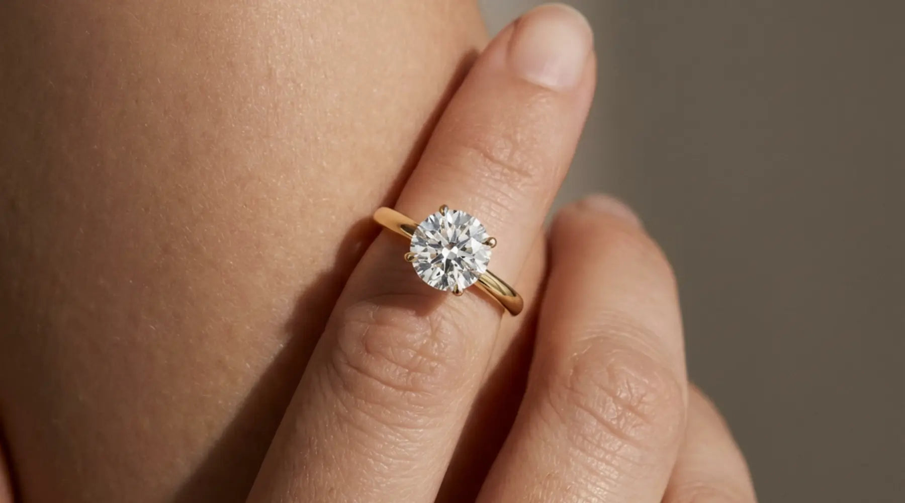 Forlovelsesring i gult gull med rund diamant