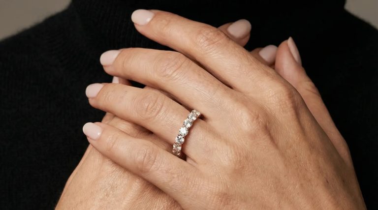Giftering i gull med diamanter sett på hånd