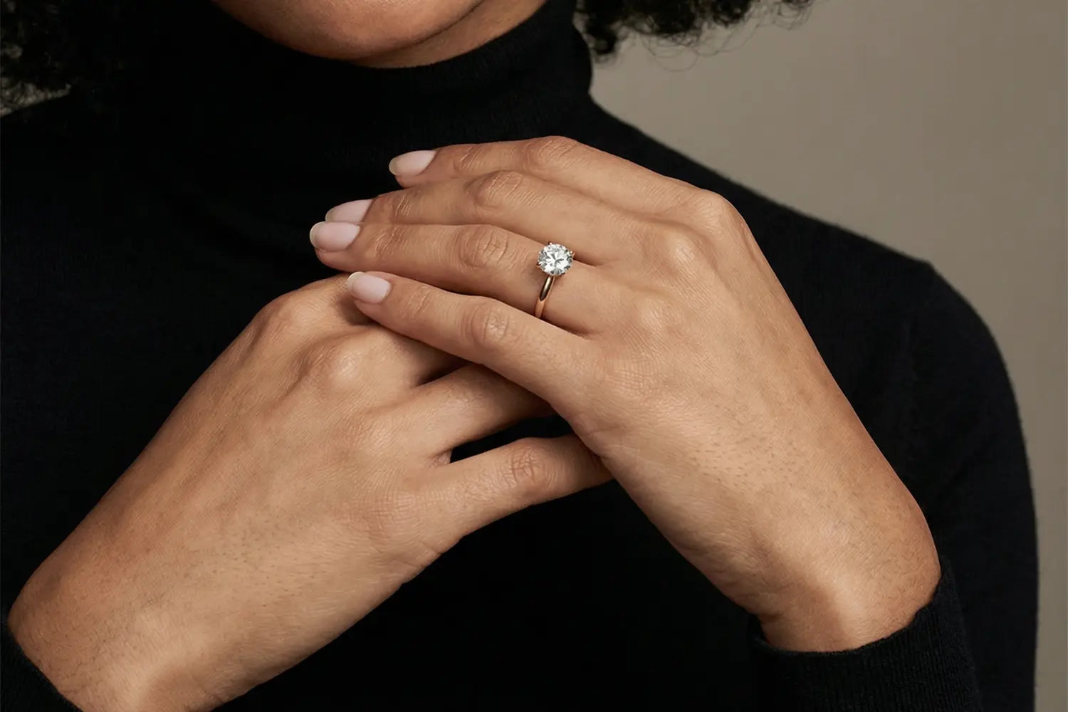 Forlovelsesring med 2 carat lab-diamant på hånden til modell – Hartwell