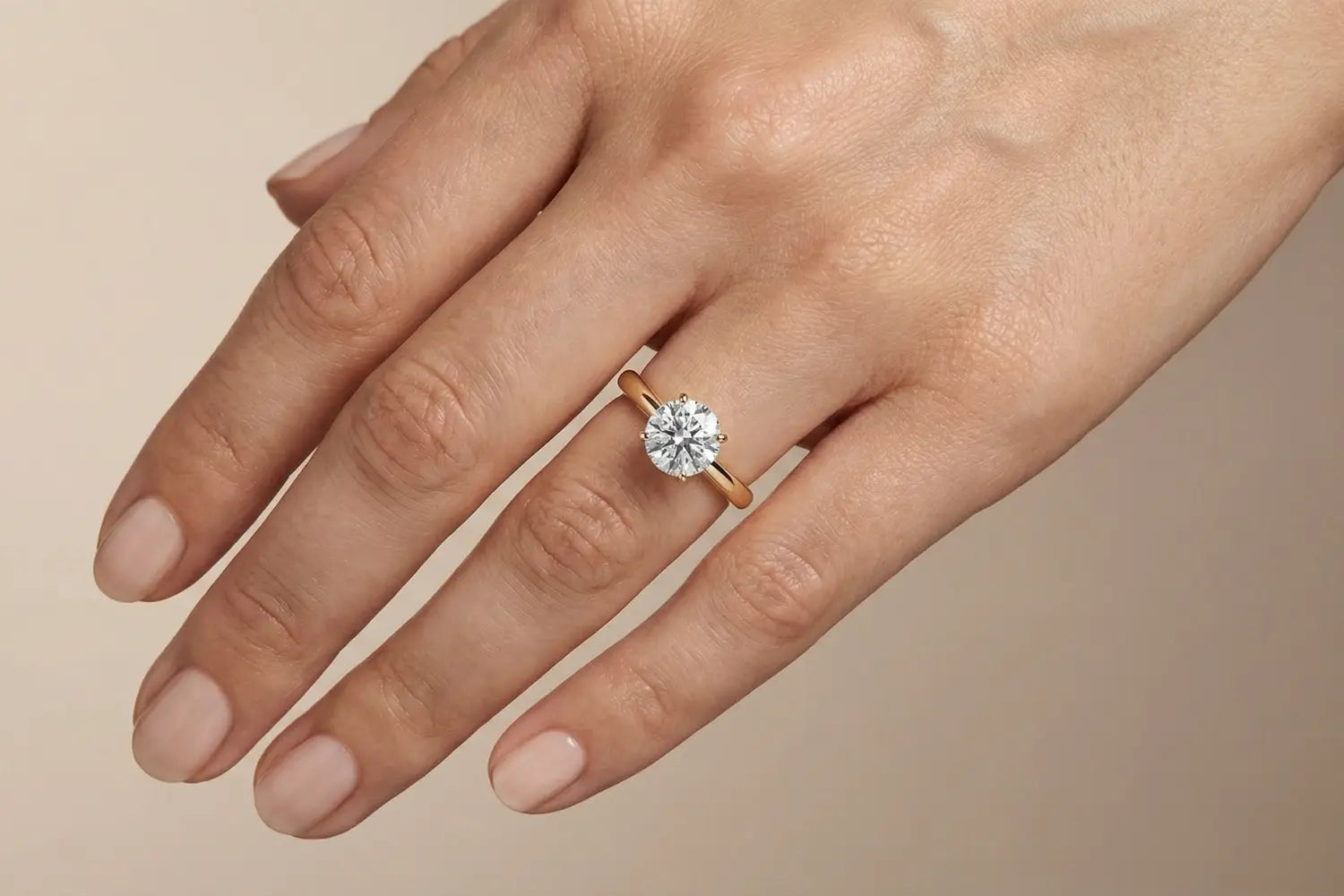 1 ct lab diamant solitairering i gult gull på hånd – premium diamant brukt som eksempel i prisforskjell mellom 1 og 2 carat