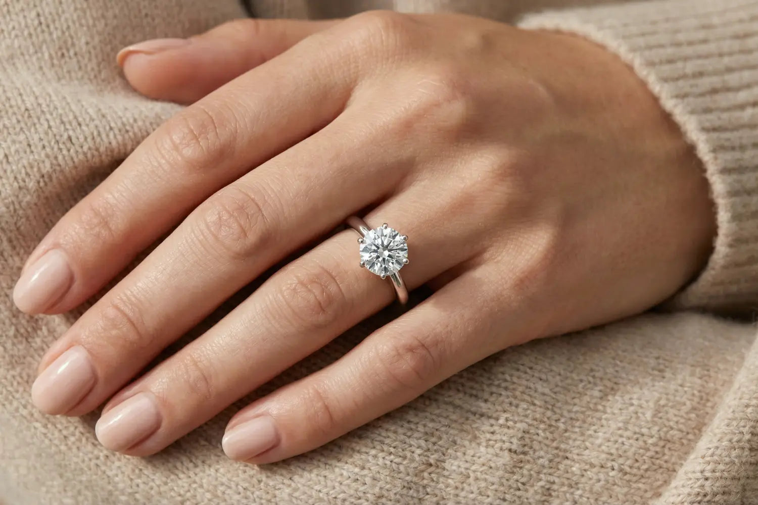 Lab diamant solitairering på hånd i naturlig hverdagsbruk – viser komfort og praktiske hensyn ved valg av diamantstørrelse