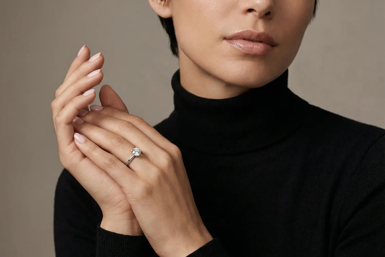 Modell med enstens diamantøredobber og forlovelsesring med 2 carat lab-diamant – illustrerer verdi og kvalitet.