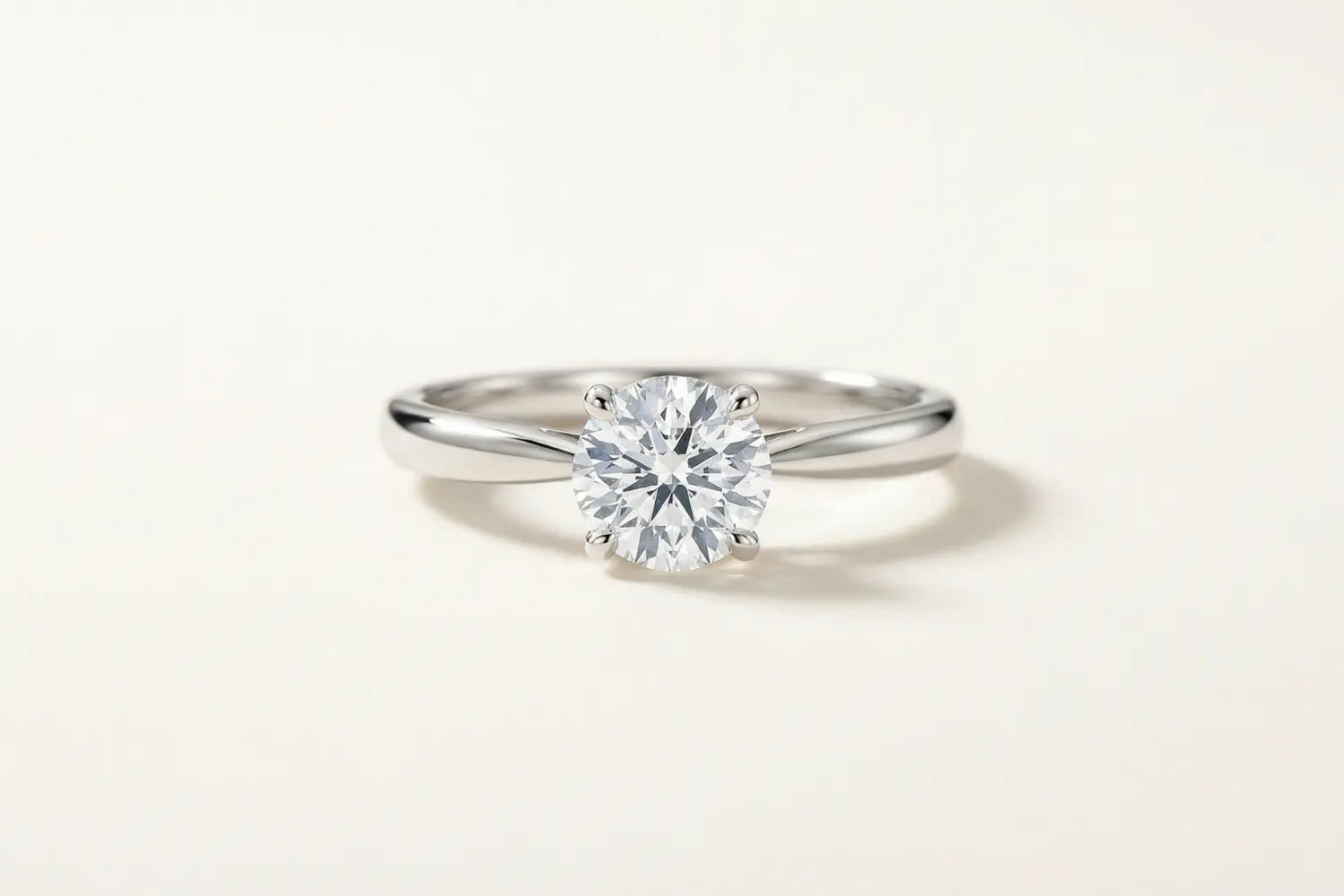 Lab diamant 2 carat i hvitt gull ring - liggende i front.