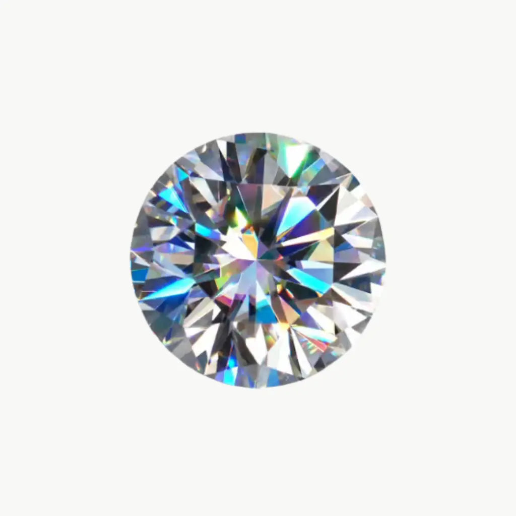Moissanite med tydelig regnbueaktig glans – viser hvordan lyset brytes annerledes enn i ekte diamant.