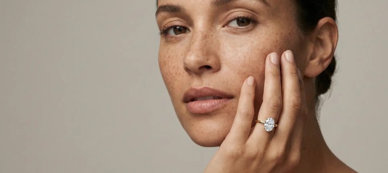forlovelsesringer gult gull – en med oval diamant og en med dråpeformet diamant side om side. Lab-dyrkede diamanter fra Hartwell.