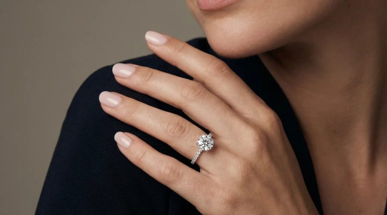 Diamantring med pavé-innfatning i hvitt gull sett på hånd