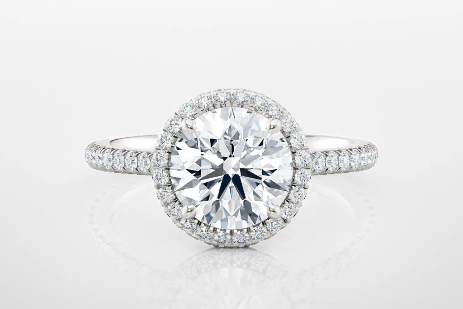 Rosettring i hvitt gull med lab-diamanter – illustrerer hva en lab-diamant er.