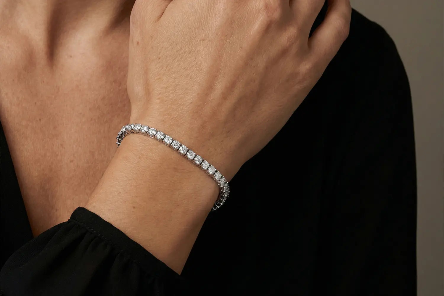 Tennisarmbånd med 10 carat diamanter på håndledd – maksimal carat og eksklusivt statement