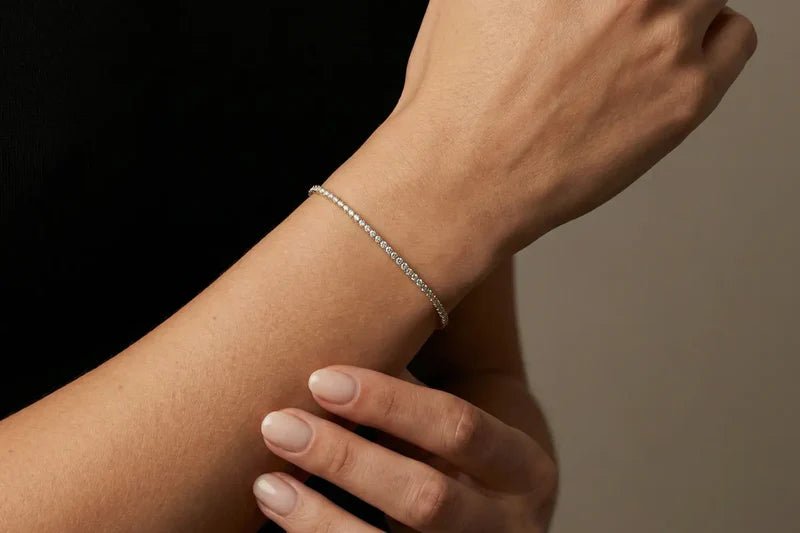 Tennisarmbånd med 2 carat diamanter på håndledd – diskret størrelse og elegant uttrykk