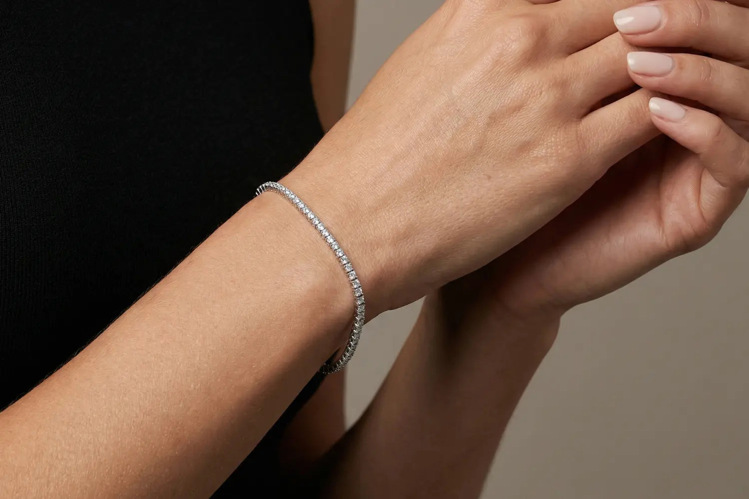 Tennisarmbånd med 4 carat diamanter på håndledd – balansert glans og synlighet
