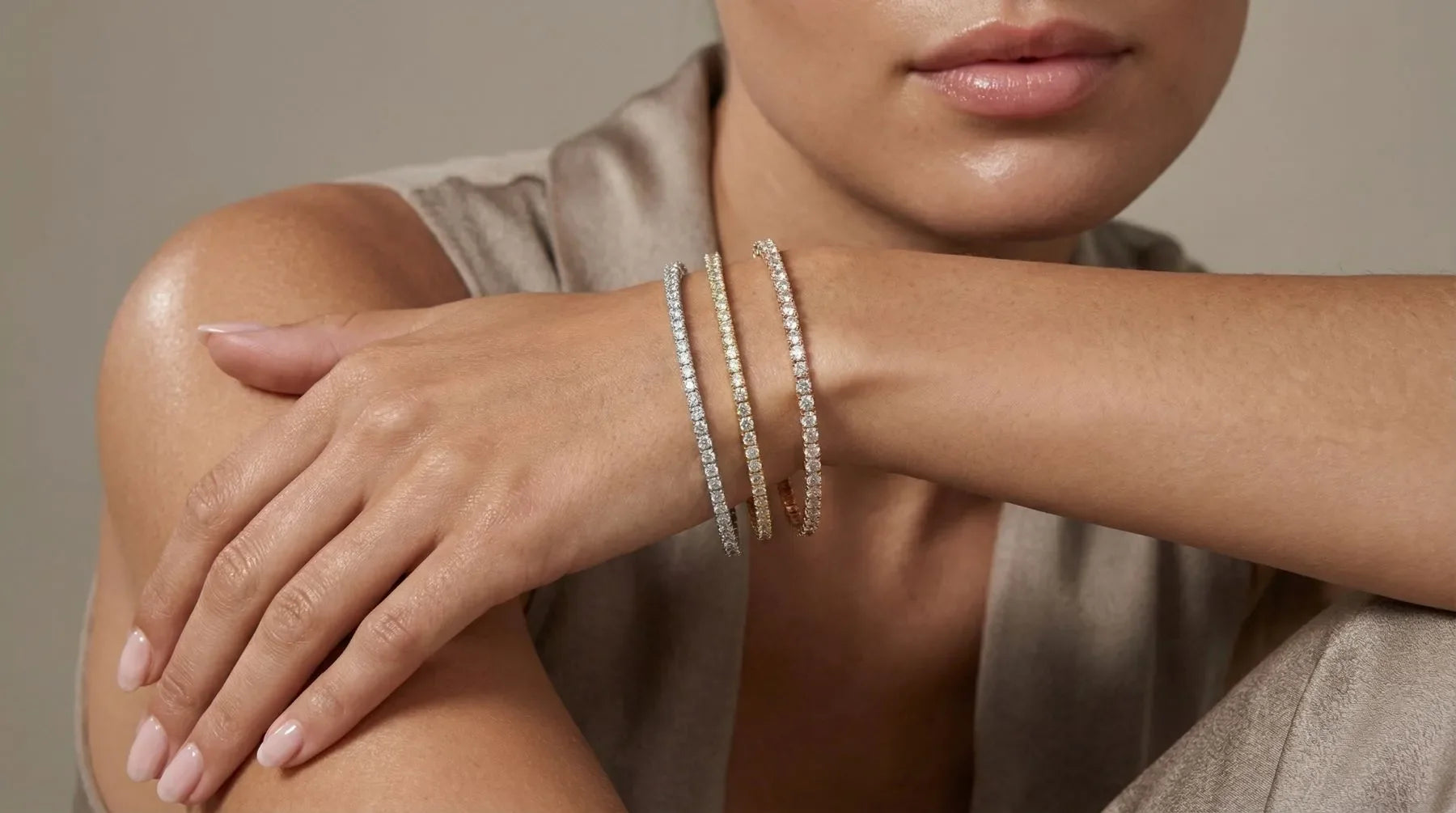 Tennisarmbånd i gull på håndledd – hvitt gull, gult gull og roségull med lab-diamanter