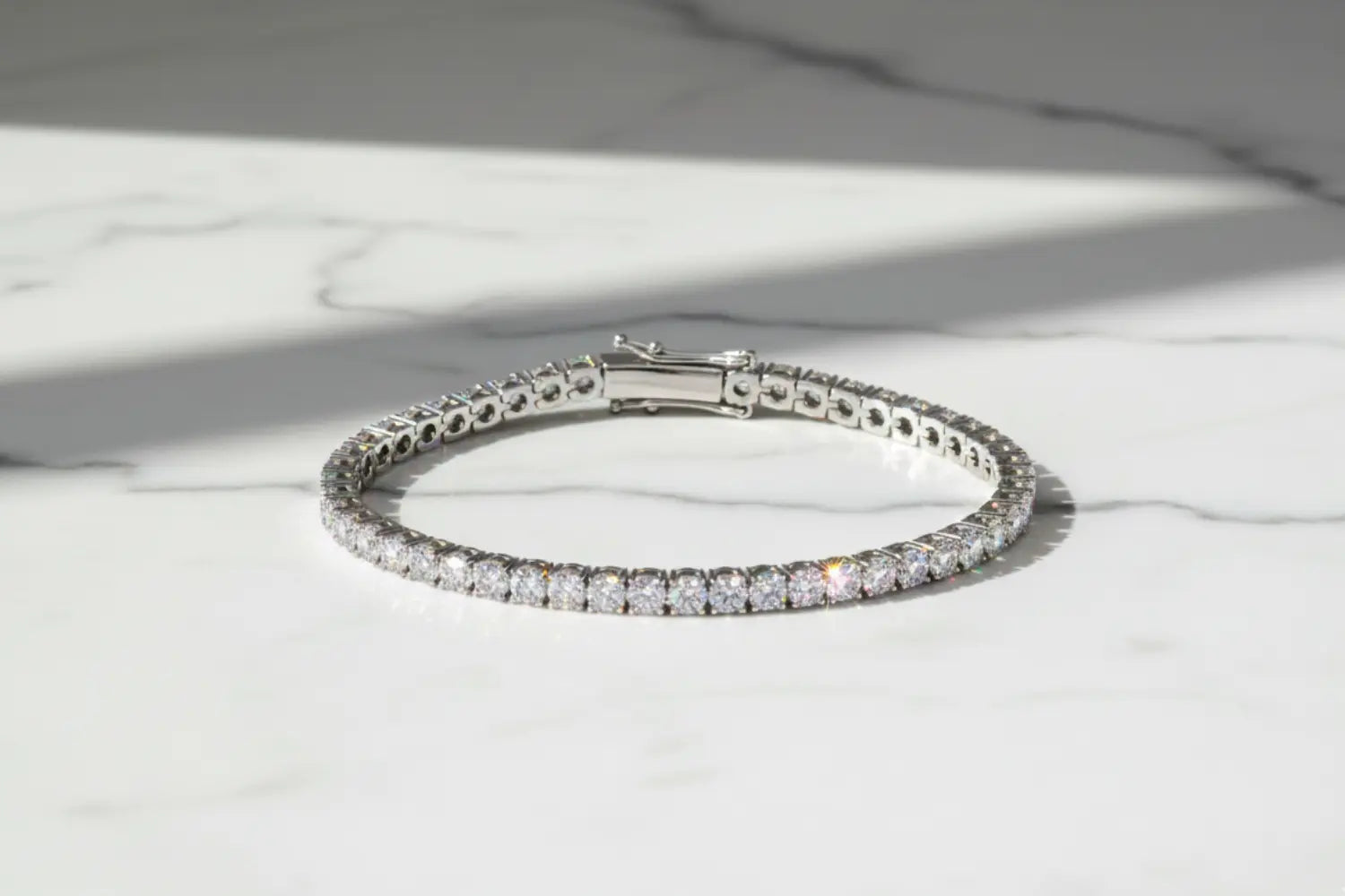 Tennisarmbånd i hvitt gull med diamanter – viser forskjellen i glans mellom diamant og moissanite.
